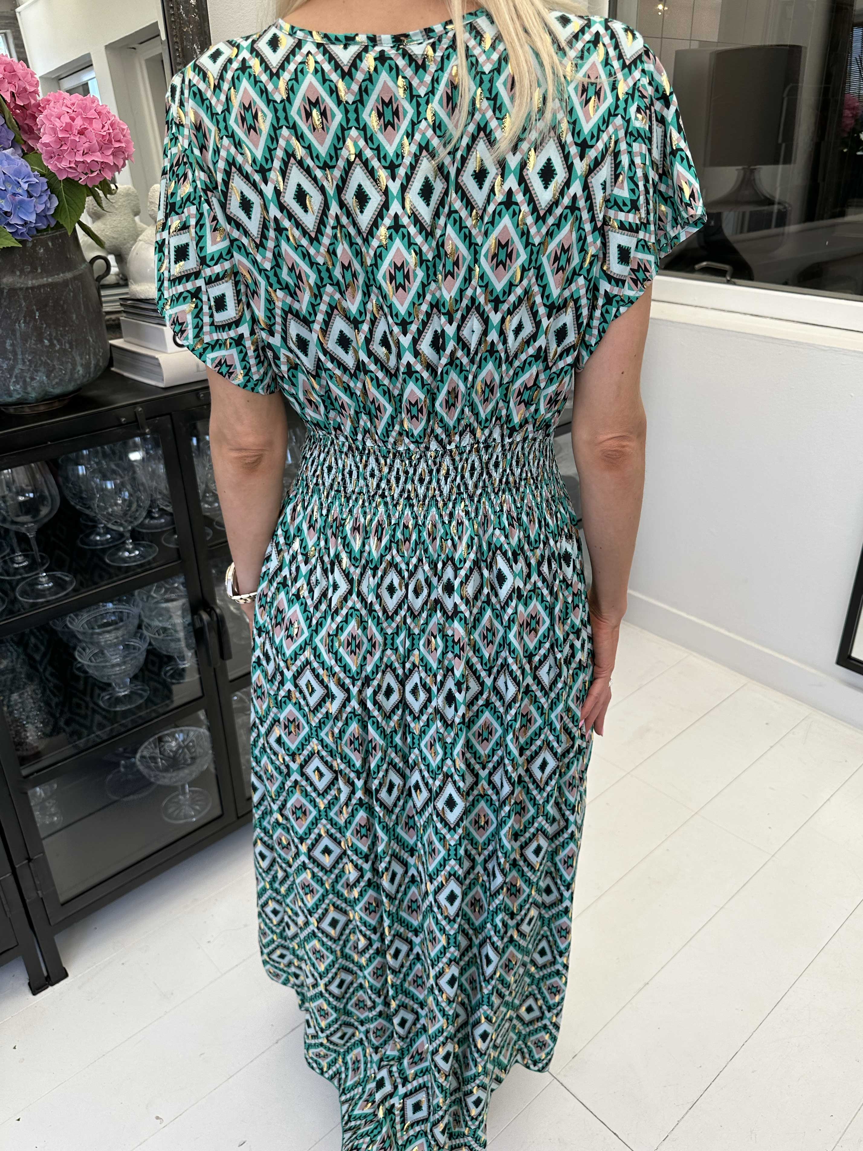 Misha Pattern - Sød lang mønstret kjole med smock